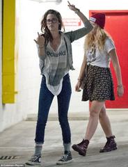 kristen stewart flips off paparazzi post robert pattinson breakup