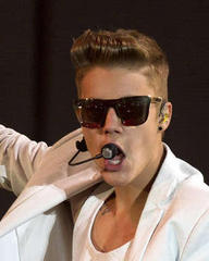 Justin Bieber and Selena Gomez take home top prizes at social media awards