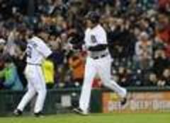 Prince Fielder's clutch hitting rescues Tigers in 8th